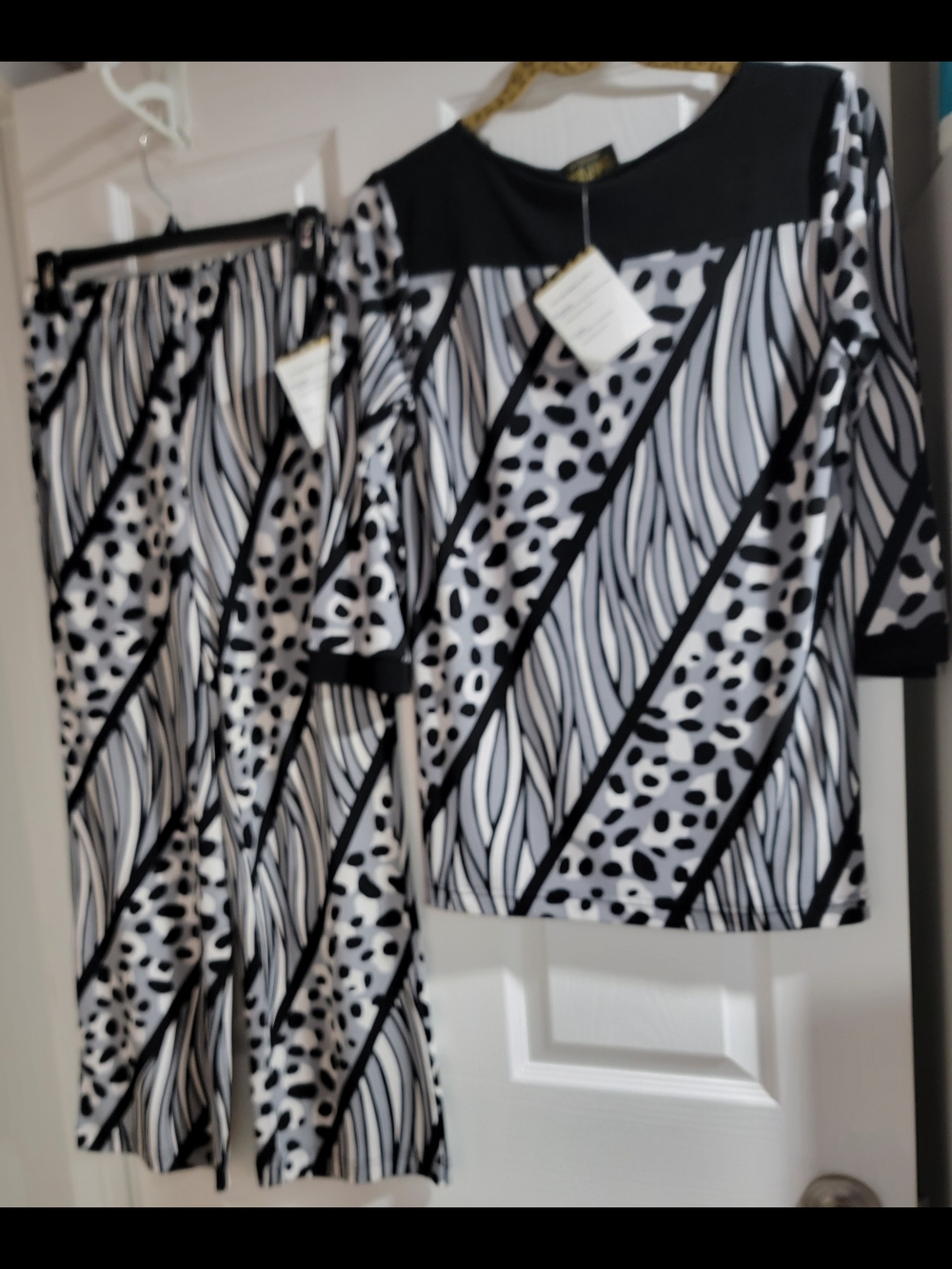 NWT-  Beautiful-Bob Mackie 2-piece set. Top Is XS & pants Are XXSP.
